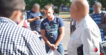 В Николаеве патрульный "погорел" на взятке 5 тыс. грн и пытался сбежать