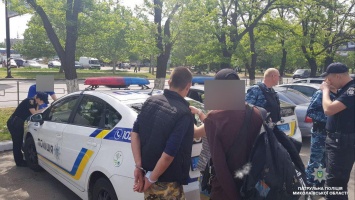 На междугородном автовокзале в Николаеве двое пьяных хулиганов угрожали пистолетом и выстрелили вверх