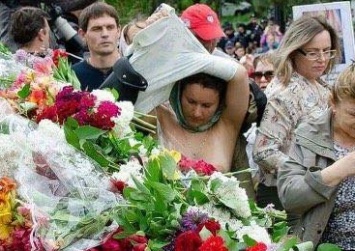 Участница "Бессмертного полка" на Аллее Славы в Одессе разделась догола, - ФОТО