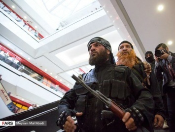 В Тегеране актеры, переодетые в боевиков ИГИЛ, "захватили" торговый центр