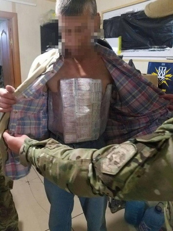 Мужчина попытался пронести через КПВВ "Новотроицкое" на своем теле партию лекарств для продажи в ОРДО