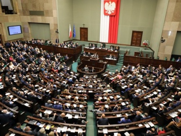 Польские депутаты проголосовали за сокращение своей зарплаты