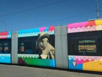 Столичные трамваи теперь украшают портреты Городецкого и Ступки (фото)