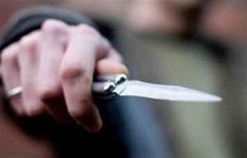 В Киеве двое неизвестных ранили мужчину ножом и скрылись