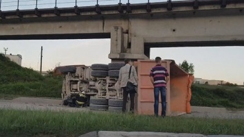 Под Севастополем КамАЗ зацепился кузовом за мост и опрокинулся