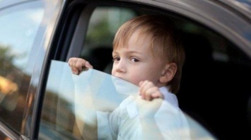 В Измаиле ребенок, оставшись один в авто, случайно включил стеклоподъемник и защемил себе шею