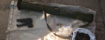 В Днепре наркосбытчик хранил гранатомет под диваном: ФОТО