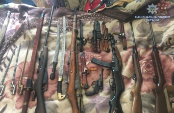 От холодного оружия до артснарядов: В квартире жителя Ровно обнаружили склад оружия