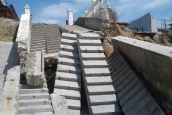 "Пятилетие несезона": В сети показали разруху и мусор на крымских пляжах