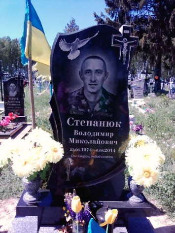 На Днепропетровщине малышка чтит память погибшего воина, которого никогда не видела