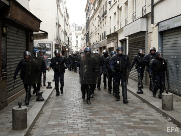 В Париже на прохожих напал вооруженный ножом мужчина, есть погибший - полиция