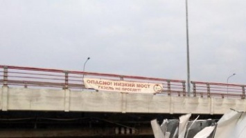 Под "мостом глупости» в Санкт-Петербурге застряла 148-я по счету "Газель"