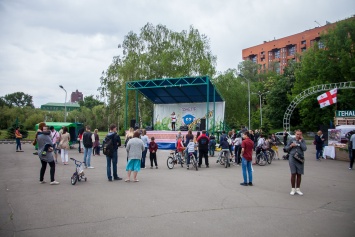 Кункурсы и велогонка: маленькие днепряне отдыхают в парке Глобы