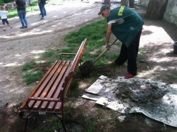 Косы, мусор, две скамьи: «Горзелентрест» отчитался о работах в парке Шевченко. Фото