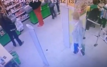 В одном из запорожских супермаркетов женщина лишилась ценной вещи (ВИДЕО)