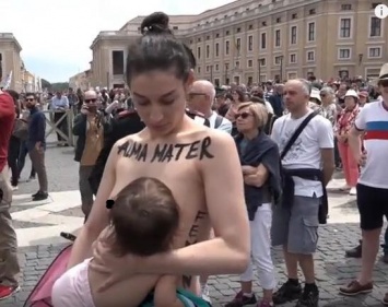 В День матери секстремистка Femen кормила ребенка грудью в центре Ватикана