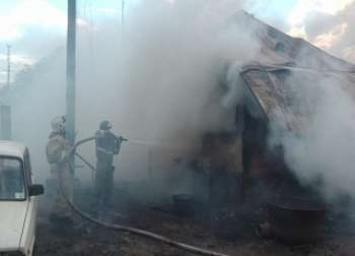 В Бердянском районе на территории частного дома случился пожар