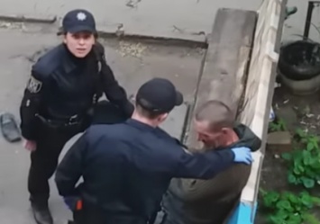 В сеть попало видео, как сумские патрульные издеваются над мужчиной