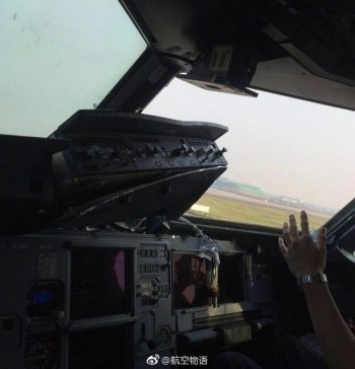 Airbus A319 лишился лобового стекла во время полета над Китаем (фото)