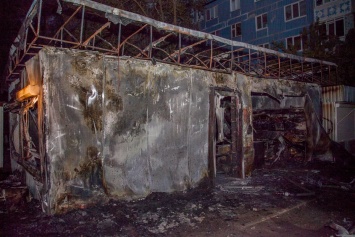 Пожар в Днепре: спасатели тушили загоревшийся киоск