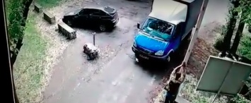 Водитель УАЗа снес шлагбаум возле кафе в "Дубовой Роще" и скрылся