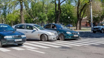 На проспекте Дмитрия Яворницкого одно ДТП спровоцировало другое: столкнулись 4 автомобиля
