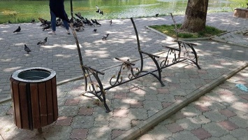 В симферопольском парке Гагарина объяснили, куда делись скамейки