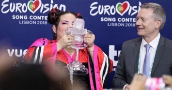 Скандалы на Евровидение-2018: победительница сломала награду после ее вручения