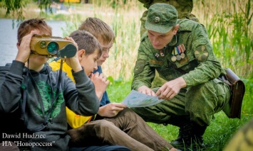 Донецкие "общественные организации" продолжают воспитывать детей в военно-патриотическом духе (фото)