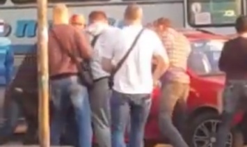 Весеннее обострение: На Котовского в Одессе жестоко подрались водители, - ВИДЕО
