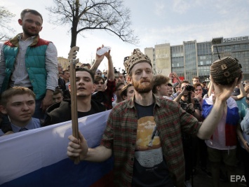 Атаман "казаков", которые избивали демонстрантов в Москве, связан с ФСБ - "Настоящее время"