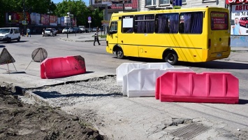 Коммунальщики почти заделали провал на улице Маяковского в Симферополе