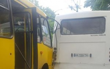 В Киеве на Соломенке столкнулись две маршрутки: скорая забрала водителя-виновника с подозрением на инсульт