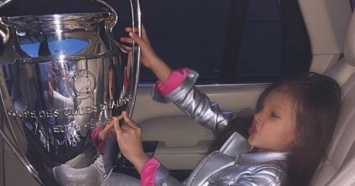 VIP-доступ: В сети возмущены фото дочерей президента ФФУ с кубком Лиги чемпионов