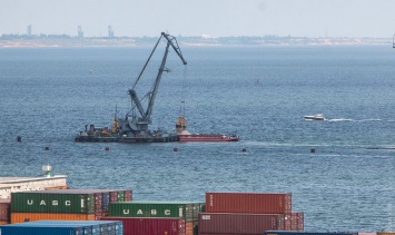 В Одесском порту начали восстанавливать утонувший волнолом, который стоил государству почти 600 млн гривен
