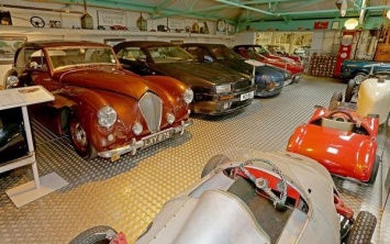 В кадр попала самая крупная коллекция раритетных автомобилей в Европе