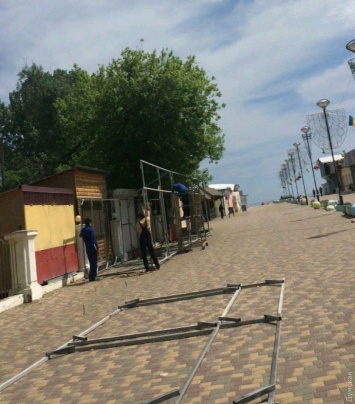 Бизнес по-затокски: в одесском курортном поселке новые МАФы на главной аллее перекрыли прилавки старых