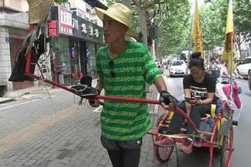В Китае парень 1000 км тащил свою возлюбленную на телеге к морю(фото)