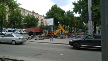 "Лежал со времен Сталина": В центре Запорожья ремонтируют тротуар (Фото)