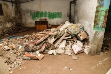 На одесском Фонтане неизвестные захватили подвал: дом лишили отопления, здание покрывается трещинами (фото)