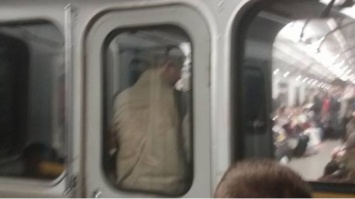 В Киеве подросток проехался между вагонами метро