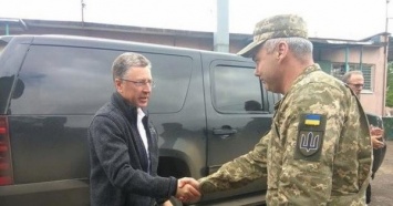 Курт Волкер впервые поехал на Донбасс и встретился с главой операции Объединенных сил