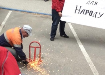 В Днепре активисты с полицией демонтировали незаконные парковочные блокираторы (ФОТО)