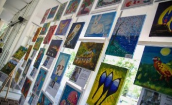 «Солнечная живопись»: в холле ДнепрОГА открылась выставка детских картин (ФОТОРЕПОРТАЖ)