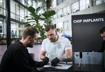 Тысячи шведов вшивают в руки NFC-чипы, которые заменяют им ключи и проездные документы