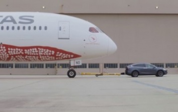 Tesla Model X установила рекорд Гиннеса, отбуксировав Boeing 787 по аэродрому (видео)