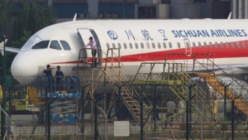 Пилот китайского авиалайнера едва не вылетел из кабины на высоте 10 километров