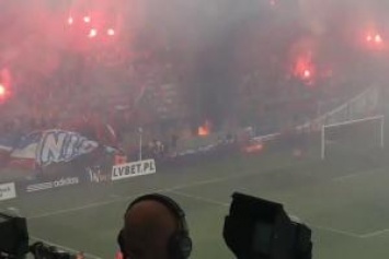 Польские болельщики случайно сожгли собственный флаг с надписью «Мы никогда не сгорим»