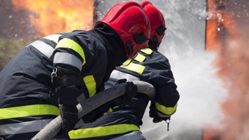 Пожар в Симферополе: сгорели две иномарки и хозпостройки