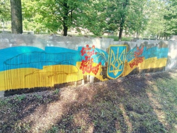 В прифронтовом Золотом вандалы надругались над государственной символикой Украины - глава ВГА (Фото)